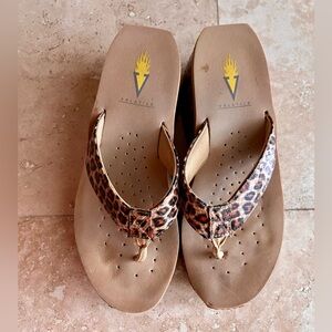 Volatile platform wedge sandal 💕
Volatile